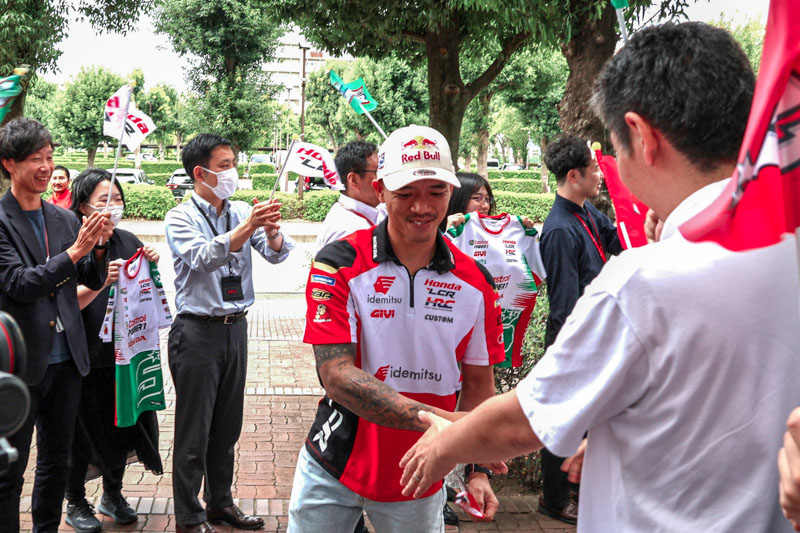 社員の出迎えに応じるチャントラ選手