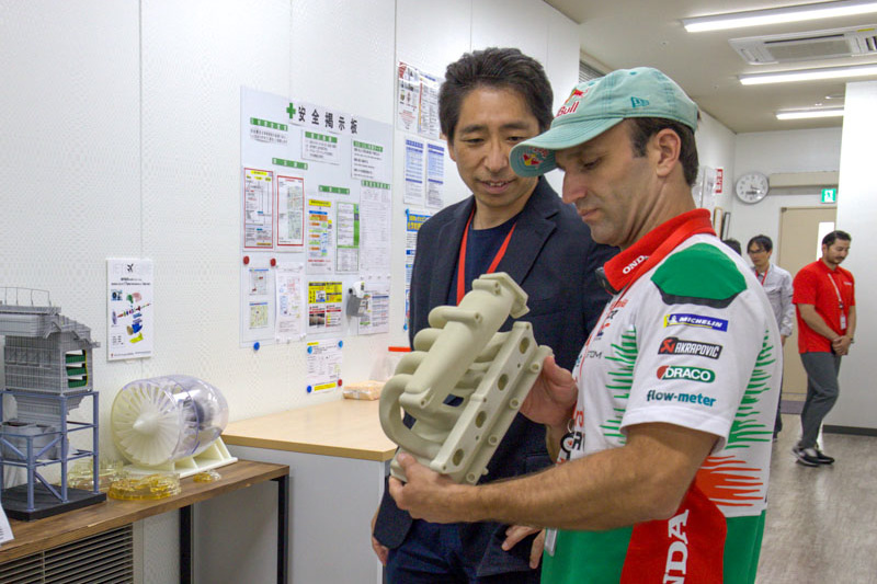 3Dプリンター技術について説明を受けるザルコ選手