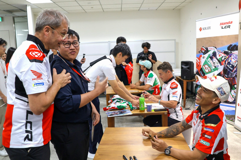 社員と交流するチャントラ選手
